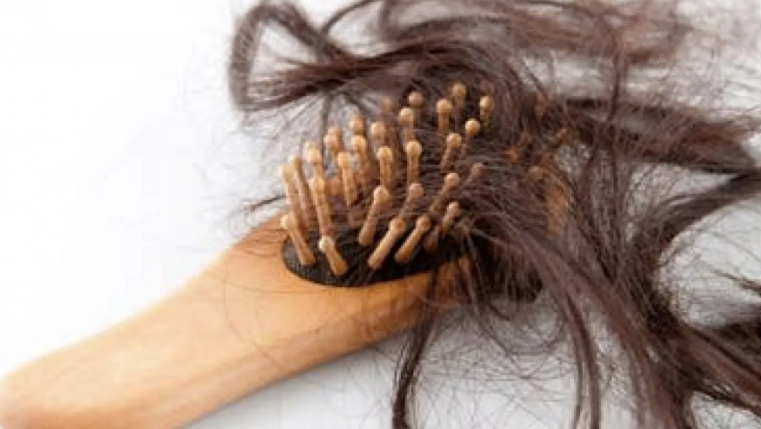 (تغيرات هرمونية) تزيد مشكلات الشعر في سن اليأس