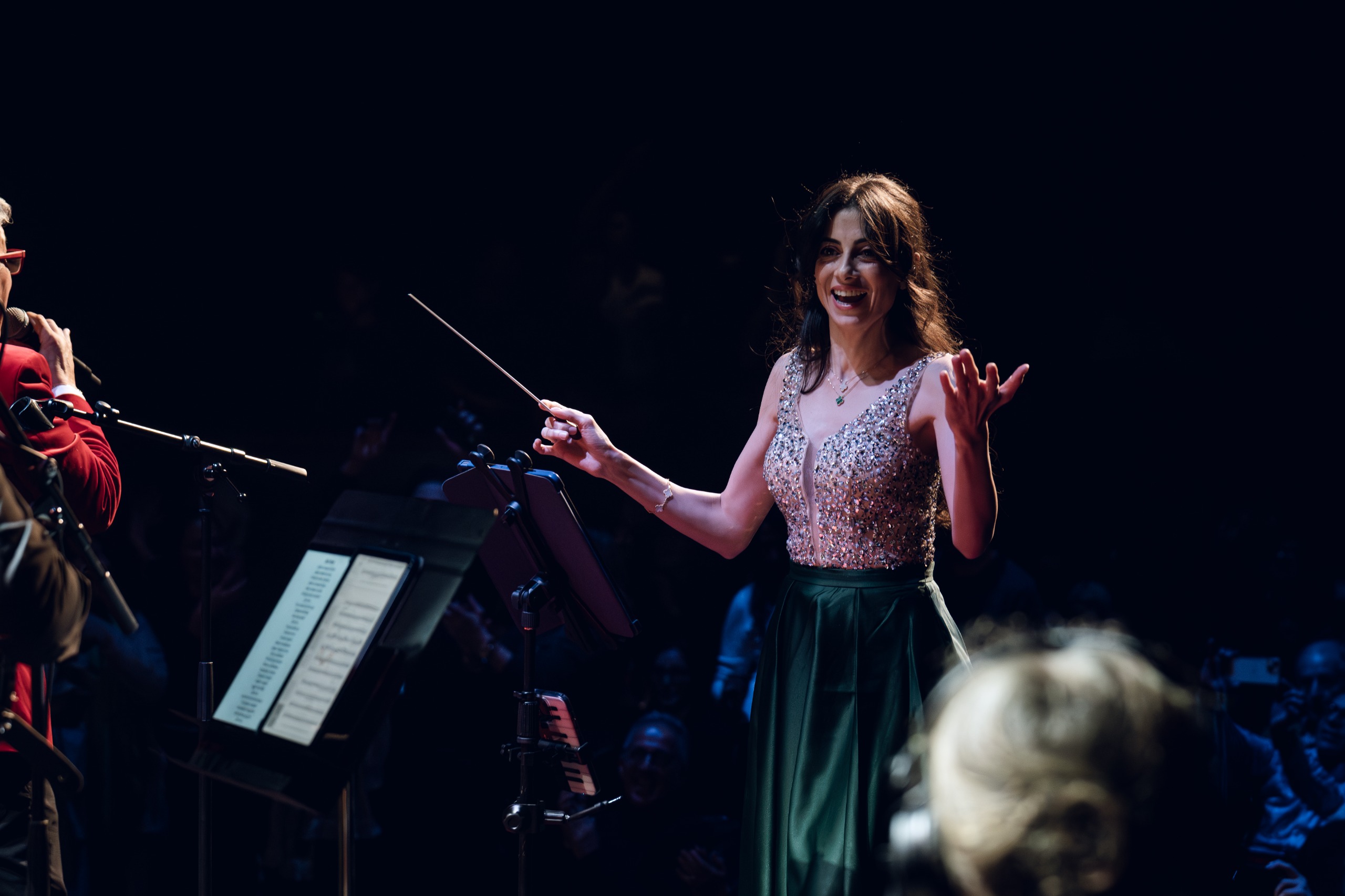 أمل قرمازي تقود أوركسترا «مزيكا» في جولة عالمية تنطلق من جنيف ..  وموعد استثنائي في "باتاكلان" مع روائع فيروز