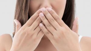 10 أسباب لرائحة الفم الكريهة ..  تعاملوا معها بهذه الطريقة