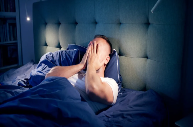 خطأ بسيط يرتكبه الكثيرون عند الاستيقاظ ليلا يفاقم الأرق