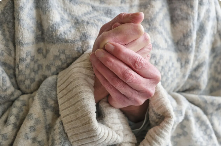 لماذا نشعر بالبرد في عظامنا؟ ..  العلم يفسر السبب