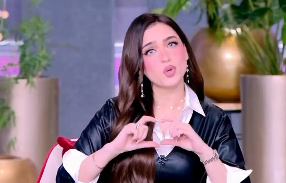 هو مثل القرد لا يقع  ..  ياسمين عز تثير غضب جمهور الزمالك مجددا (فيديو)