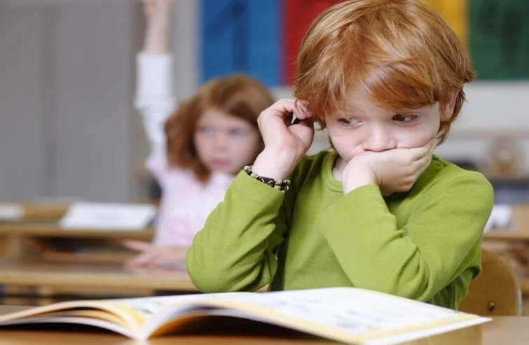 لماذا قد تضر مقارنة طفلك بالآخرين أكثر مما تفيده؟