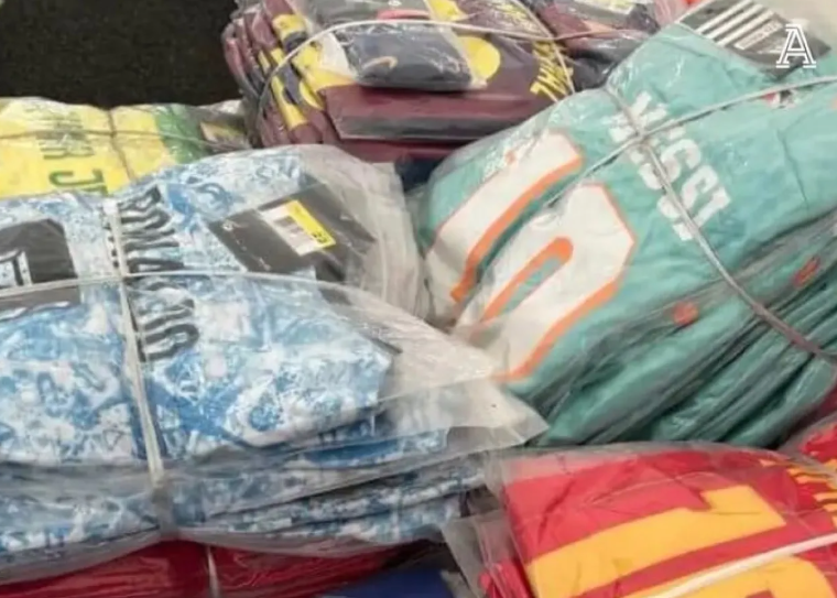 4400 قميص مزيف في قبضة الشرطة البريطانية قبل كأس العالم